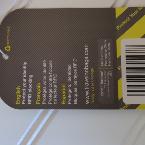 Travelon Red RFID Blocking Zipper Wallet with Wrist Strap New - Picture 6 of 9